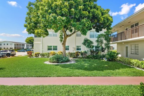 Condo in West Palm Beach, Florida, 1 bedroom № 2190296 - photo 27