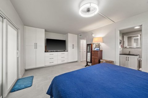 Condo in West Palm Beach, Florida, 1 bedroom № 2190296 - photo 17