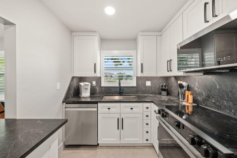 Condo in West Palm Beach, Florida, 1 bedroom № 2190296 - photo 8