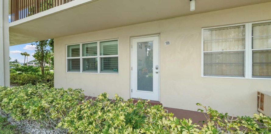 Condo in West Palm Beach, Florida, 1 bedroom № 2190296
