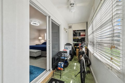 Condo in West Palm Beach, Florida, 1 bedroom № 2190296 - photo 21