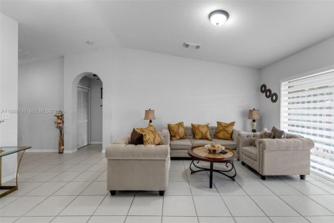 House in Homestead, Florida 3 bedrooms, 133.59 sq.m. № 2060897 - photo 30
