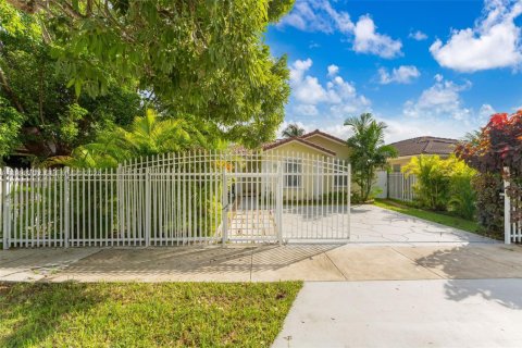 House in Homestead, Florida 3 bedrooms, 133.59 sq.m. № 2060897 - photo 4