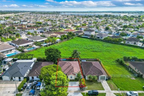 House in Homestead, Florida 3 bedrooms, 133.59 sq.m. № 2060897 - photo 10