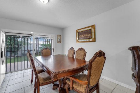 House in Homestead, Florida 3 bedrooms, 133.59 sq.m. № 2060897 - photo 24