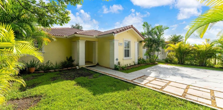 House in Homestead, Florida 3 bedrooms, 133.59 sq.m. № 2060897