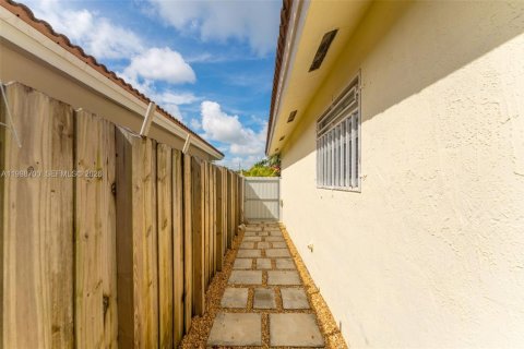 House in Homestead, Florida 3 bedrooms, 133.59 sq.m. № 2060897 - photo 12