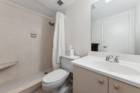 Condo in West Palm Beach, Florida, 2 bedrooms  № 2084328 - photo 11