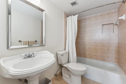 Condo in West Palm Beach, Florida, 2 bedrooms  № 2084328 - photo 9