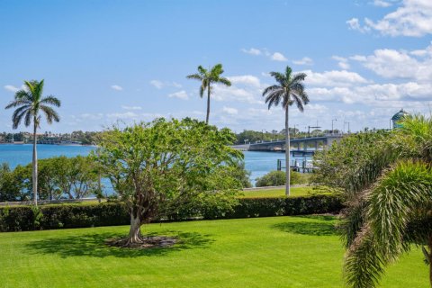 Condo in West Palm Beach, Florida, 2 bedrooms  № 2084328 - photo 14