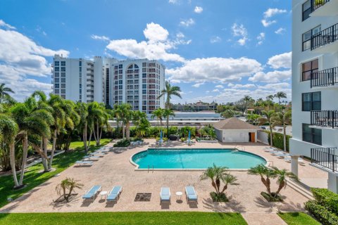 Condo in West Palm Beach, Florida, 2 bedrooms  № 2084328 - photo 13