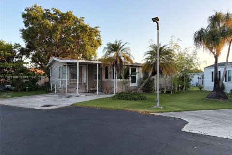 Villa ou maison à louer à Homestead, Floride: 2 chambres, 108.7 m2 № 2051425 - photo 2