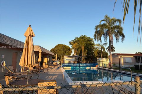 Villa ou maison à louer à Homestead, Floride: 2 chambres, 108.7 m2 № 2051425 - photo 6