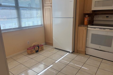 Condo in Coconut Creek, Florida, 2 bedrooms  № 2185203 - photo 3