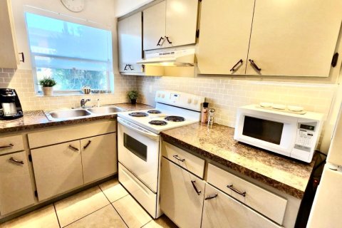 Condo in Hallandale Beach, Florida, 1 bedroom  № 2019263