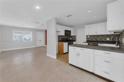 House in Margate, Florida 2 bedrooms, 98.57 sq.m. № 1800865 - photo 3