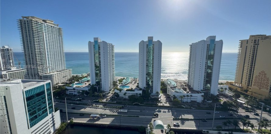 Кондоминиум с 3 спальнями в Санни-Айлс-Бич, Флорида № 2020172