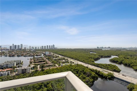 Condo in North Miami Beach, Florida, 3 bedrooms  № 1862360 - photo 17