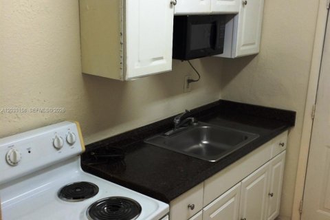 Condo in Miami, Florida, 1 bedroom № 2077460 - photo 10