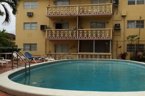 Condo in Miami, Florida, 1 bedroom № 2077460 - photo 5