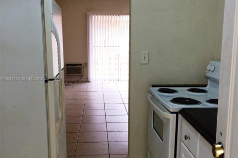 Condo in Miami, Florida, 1 bedroom № 2077460 - photo 2