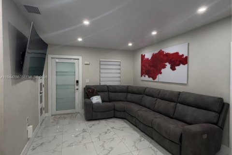 Villa ou maison à vendre à Miami Gardens, Floride: 4 chambres, 142.14 m2 № 2001354 - photo 2