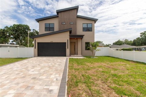 House in Tampa, Florida 4 bedrooms, 263.29 sq.m. № 1813150 - photo 3