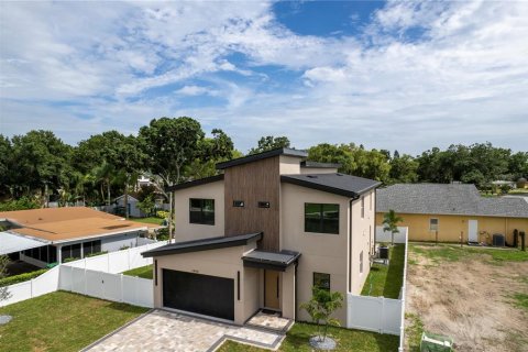 House in Tampa, Florida 4 bedrooms, 263.29 sq.m. № 1813150 - photo 5