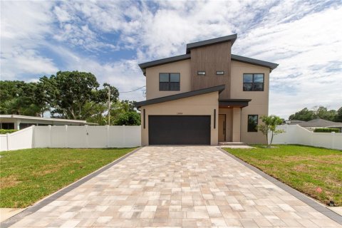 House in Tampa, Florida 4 bedrooms, 263.29 sq.m. № 1813150 - photo 1