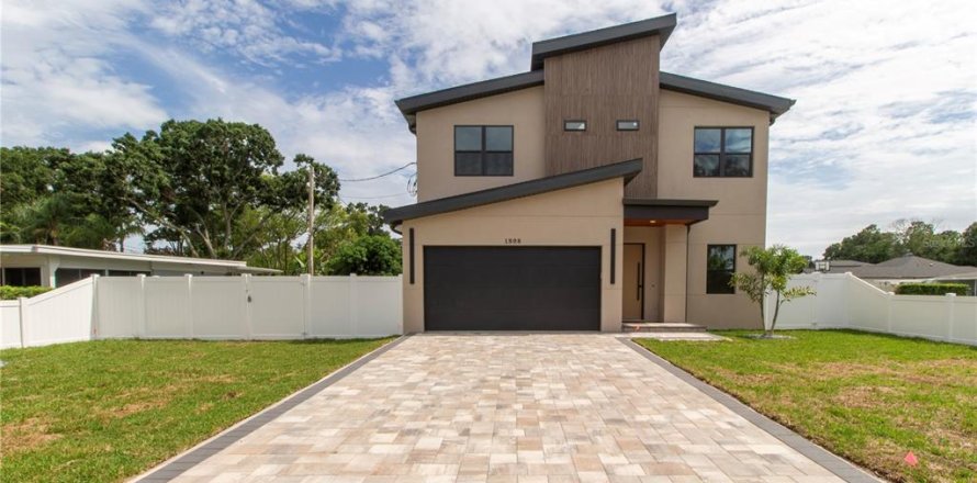 House in Tampa, Florida 4 bedrooms, 263.29 sq.m. № 1813150