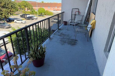 Condo in Hialeah, Florida, 2 bedrooms  № 2068439 - photo 9