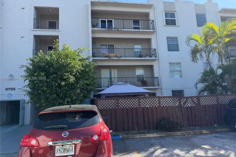 Condo in Hialeah, Florida, 2 bedrooms  № 2068439 - photo 2