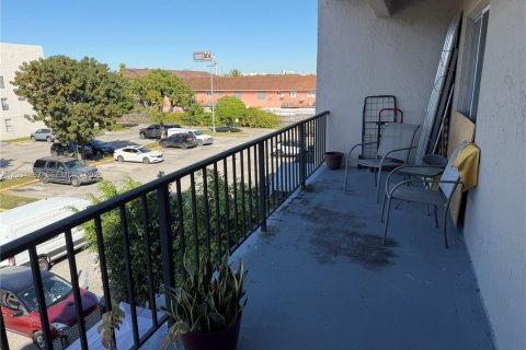 Condo in Hialeah, Florida, 2 bedrooms  № 2068439 - photo 10