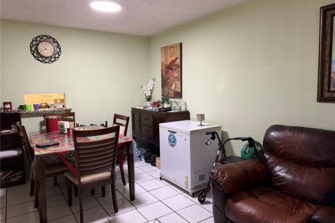 Condo in Hialeah, Florida, 2 bedrooms  № 2068439 - photo 3