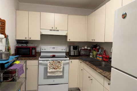 Condo in Hialeah, Florida, 2 bedrooms  № 2068439 - photo 4
