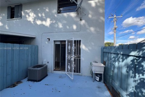 Touwnhouse à vendre à Hialeah, Floride: 2 chambres, 84.26 m2 № 1999270 - photo 10