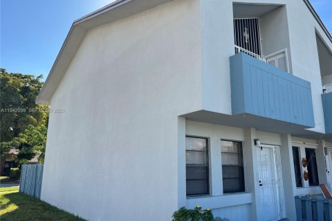 Touwnhouse à vendre à Hialeah, Floride: 2 chambres, 84.26 m2 № 1999270 - photo 2