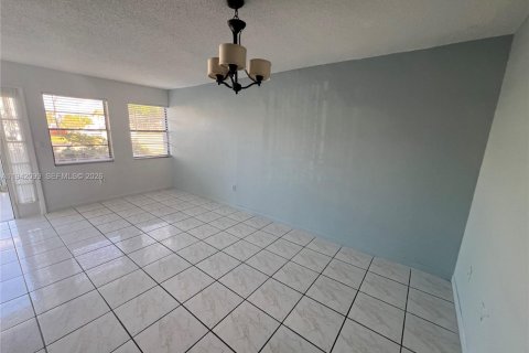 Touwnhouse à vendre à Hialeah, Floride: 2 chambres, 84.26 m2 № 1999270 - photo 5