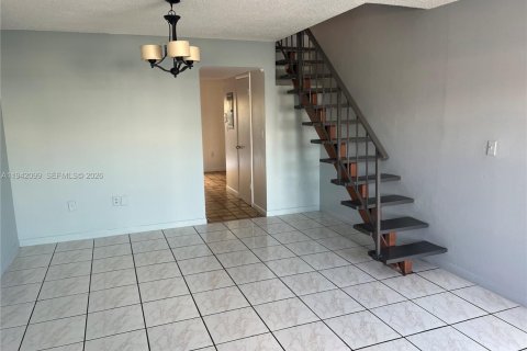 Touwnhouse à vendre à Hialeah, Floride: 2 chambres, 84.26 m2 № 1999270 - photo 4