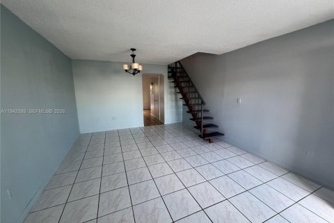 Touwnhouse à vendre à Hialeah, Floride: 2 chambres, 84.26 m2 № 1999270 - photo 3