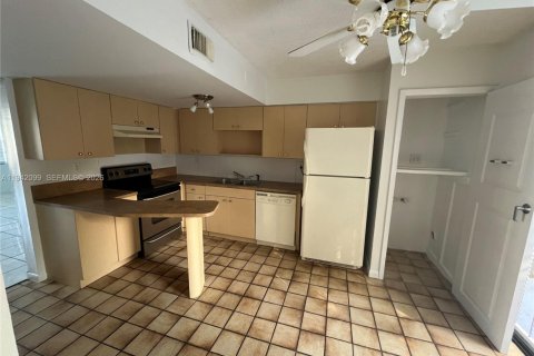 Touwnhouse à vendre à Hialeah, Floride: 2 chambres, 84.26 m2 № 1999270 - photo 8