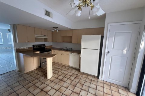 Touwnhouse à vendre à Hialeah, Floride: 2 chambres, 84.26 m2 № 1999270 - photo 7