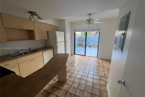 Touwnhouse à vendre à Hialeah, Floride: 2 chambres, 84.26 m2 № 1999270 - photo 6