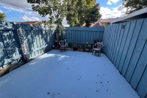 Touwnhouse à vendre à Hialeah, Floride: 2 chambres, 84.26 m2 № 1999270 - photo 9