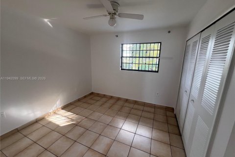 Touwnhouse à vendre à Hialeah, Floride: 2 chambres, 84.26 m2 № 1999270 - photo 12