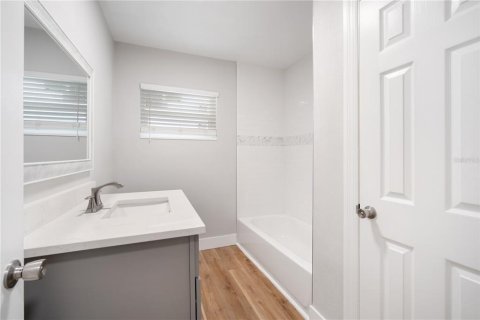 House in Tampa, Florida 2 bedrooms, 110.18 sq.m. № 1854599 - photo 9