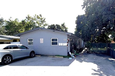 Commercial property in Opa-locka, Florida № 2080719