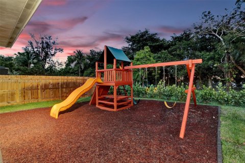 House in Plantation, Florida 7 bedrooms, 314.29 sq.m. № 1980289 - photo 6