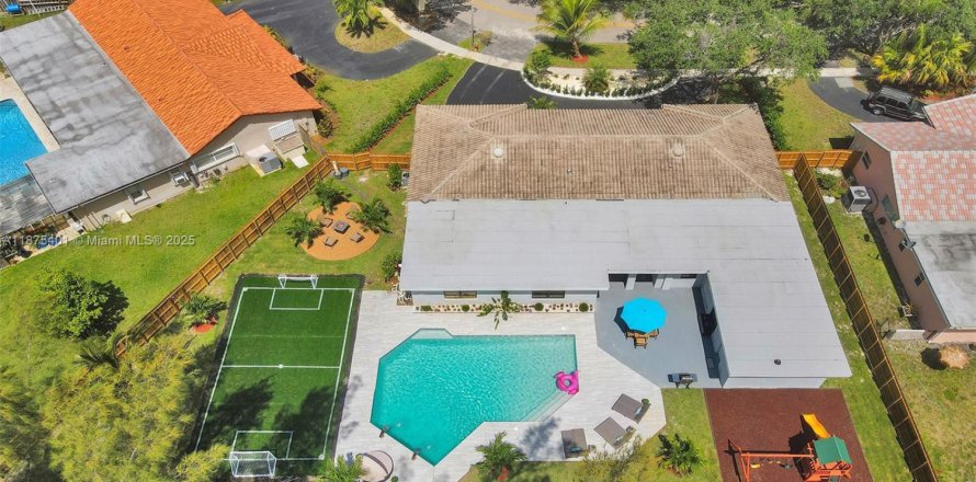 House in Plantation, Florida 7 bedrooms, 314.29 sq.m. № 1980289