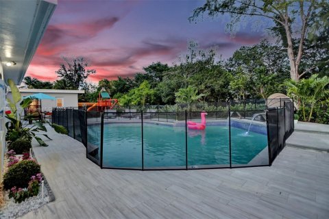 House in Plantation, Florida 7 bedrooms, 314.29 sq.m. № 1980289 - photo 14